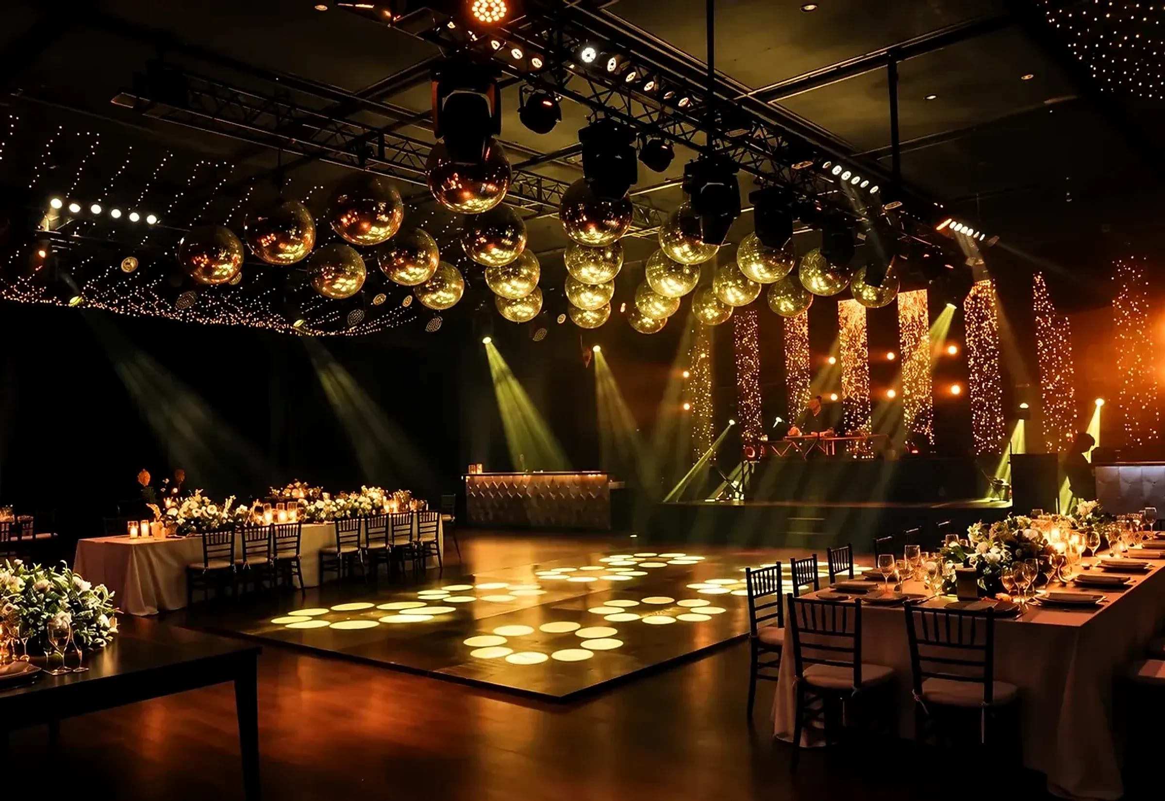 Salón de Rincón montado para una fiesta de 15: pista iluminada, esferas espejadas y mesas tendidas