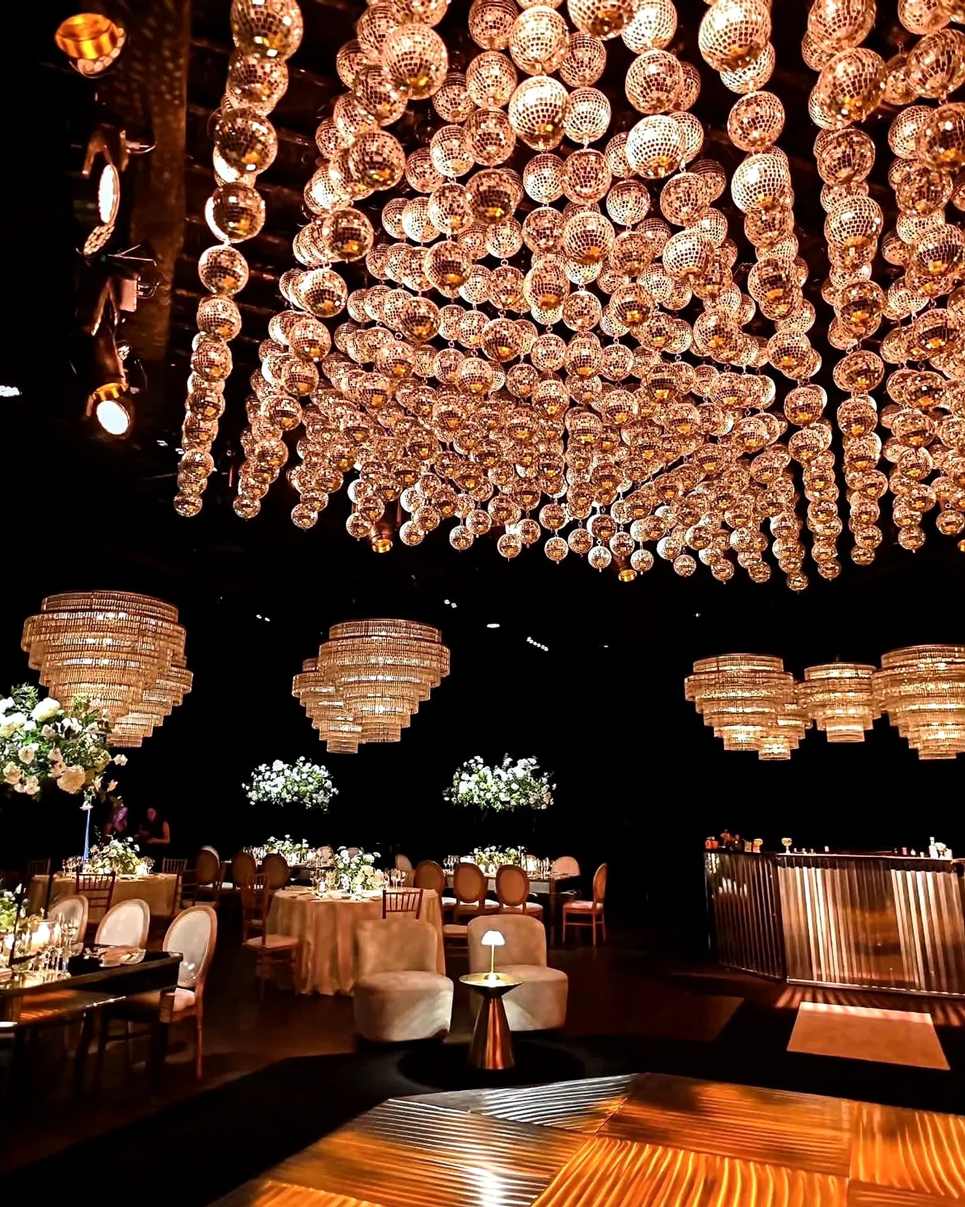 Salón principal de Rincón de noche, con las arañas encendidas sobre las mesas