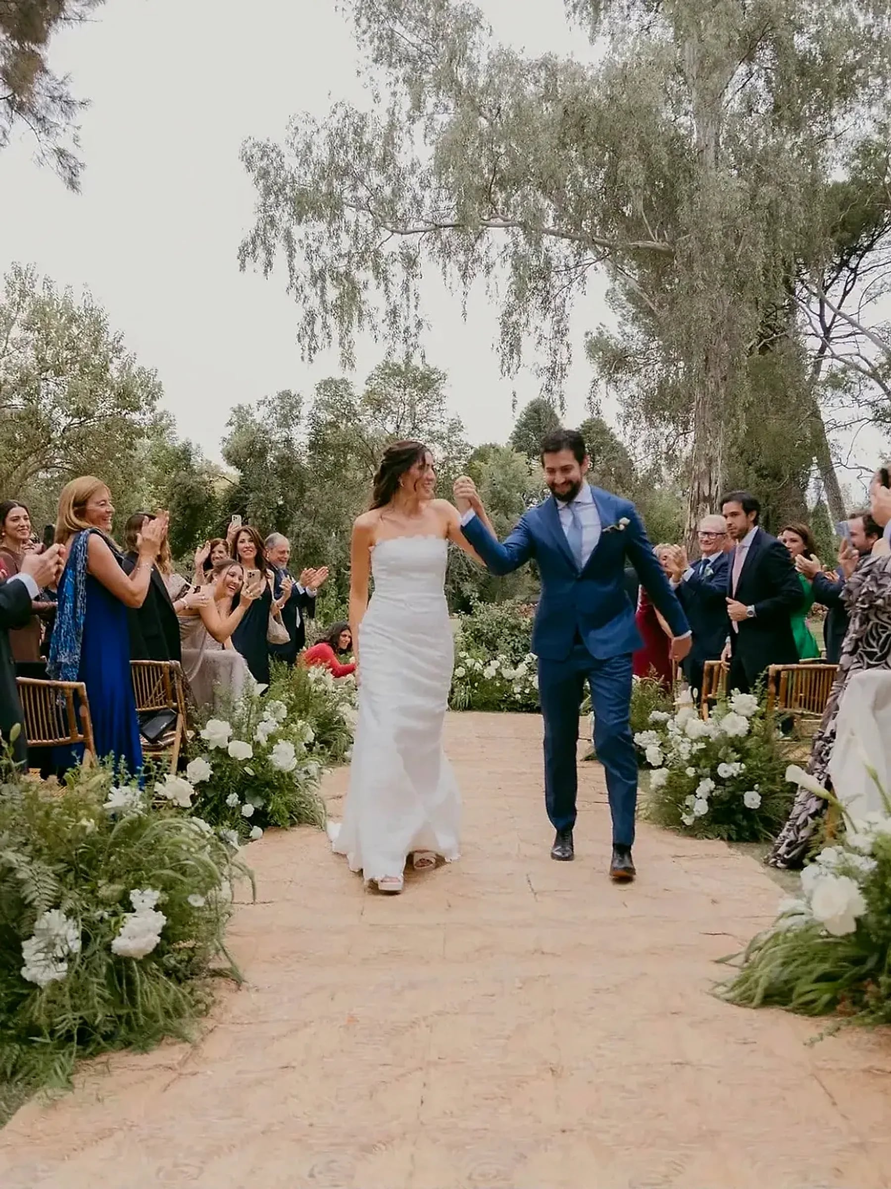 Los novios salen de la ceremonia entre los aplausos de los invitados, en Rincón