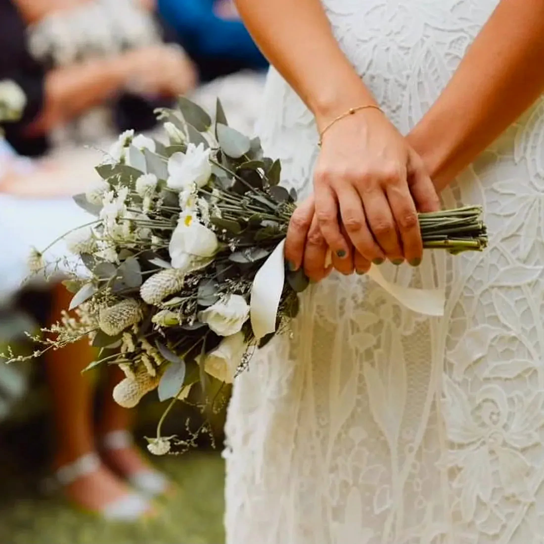 Detalle del ramo de novia durante la ceremonia en Rincón