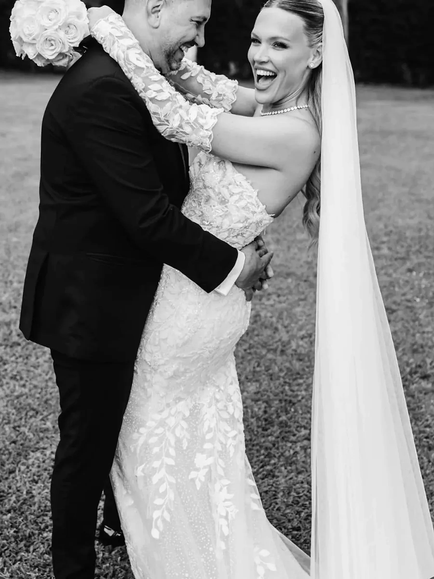 Los novios abrazados en el parque de Rincón