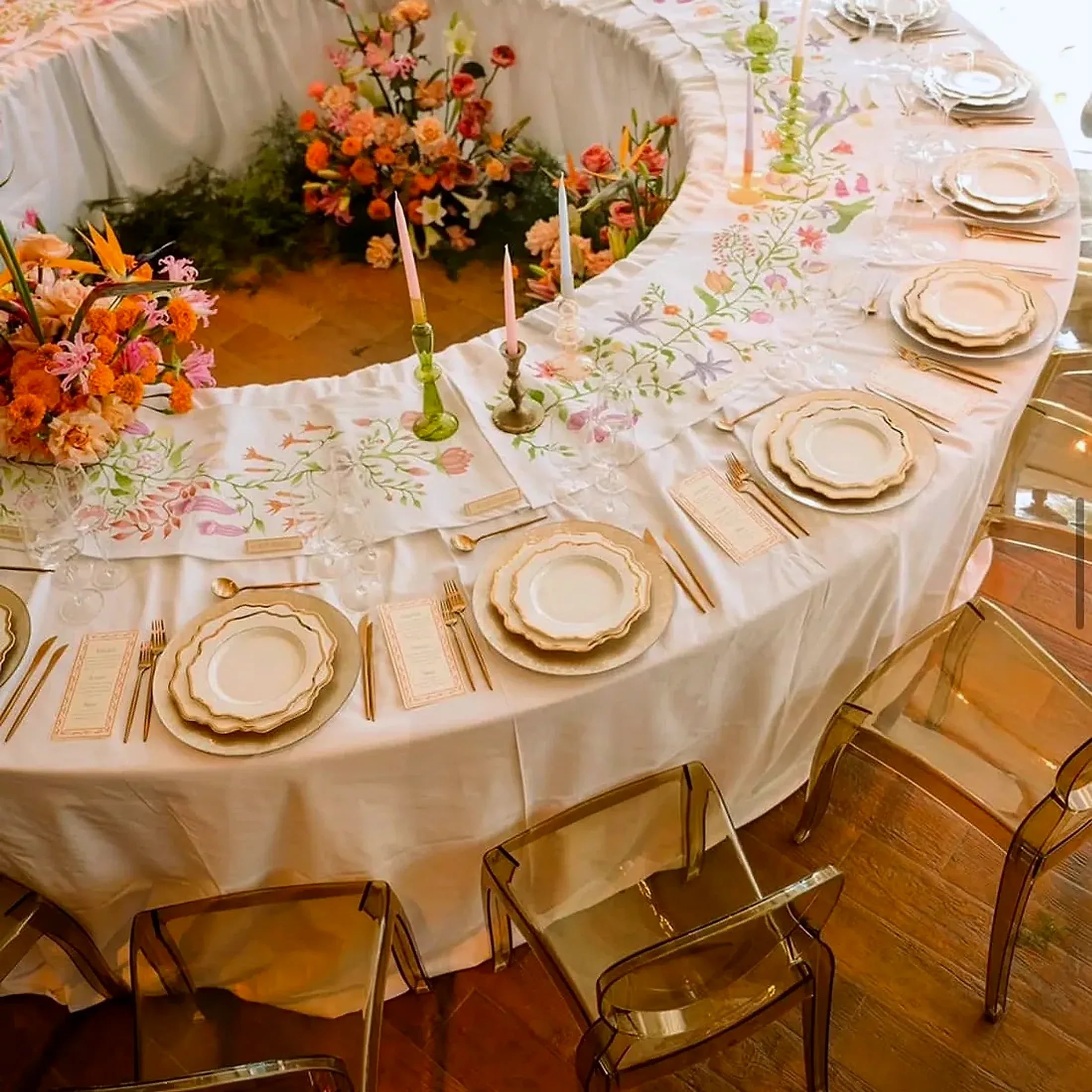 Mesa montada con flores y vajilla dorada para un evento en Rincón