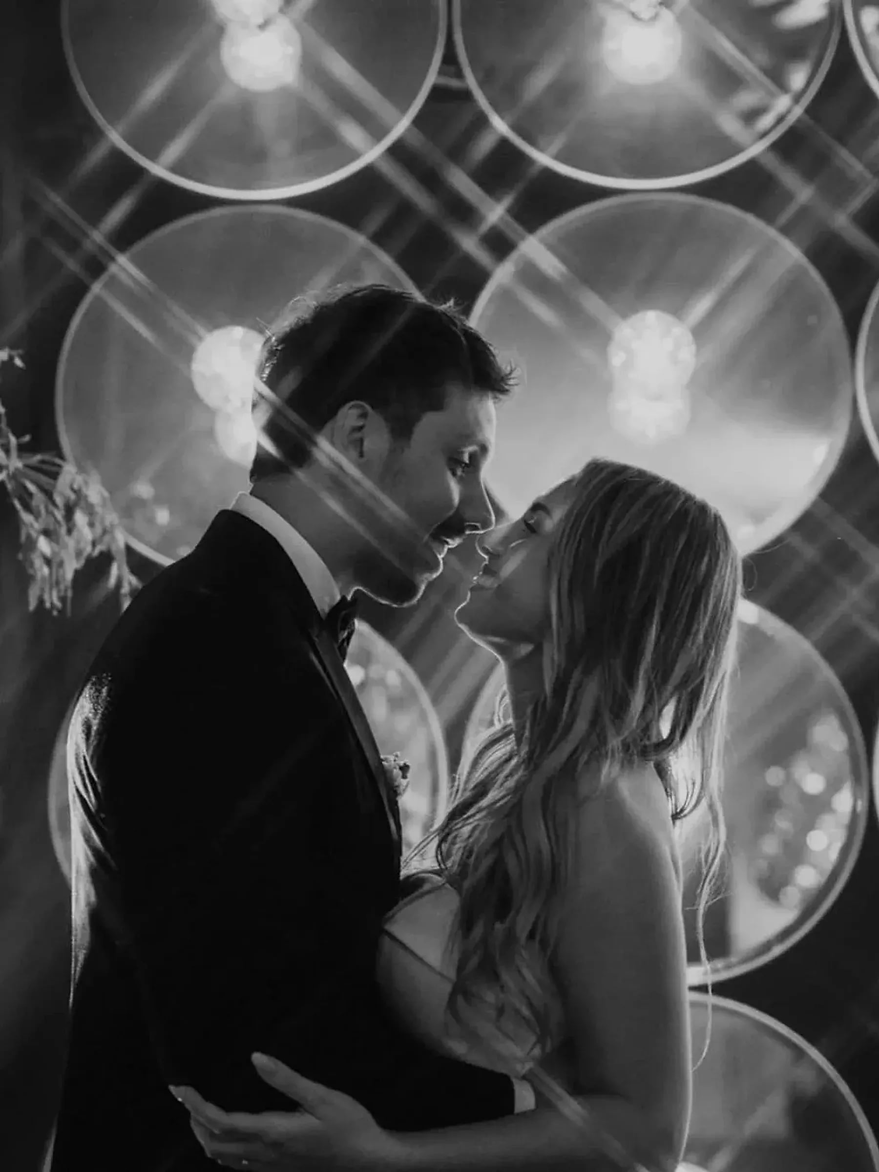 Los novios abrazados en la pista durante su primer baile