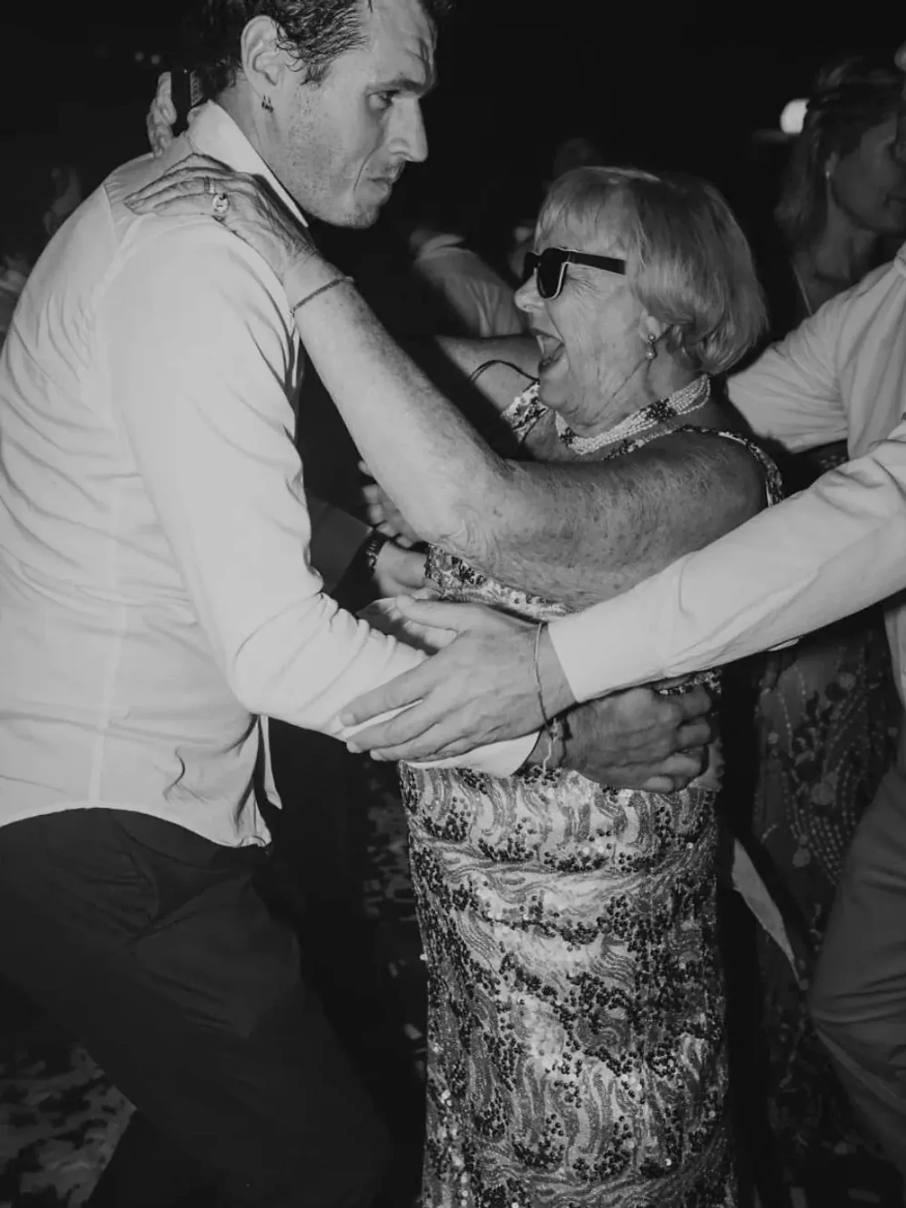 El novio abraza a su abuela en la pista, en un momento íntimo de la fiesta