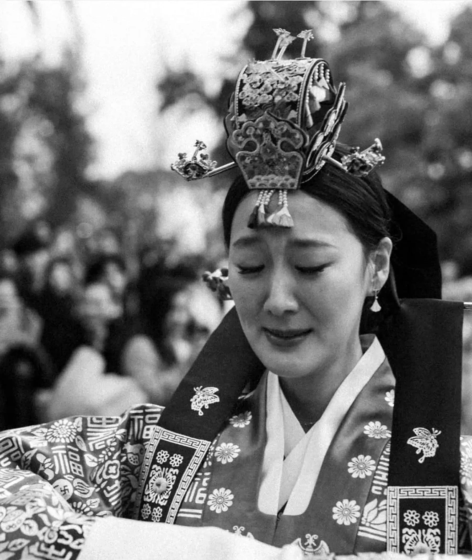 Retrato de una novia emocionada, con tocado tradicional, durante su ceremonia en Rincón