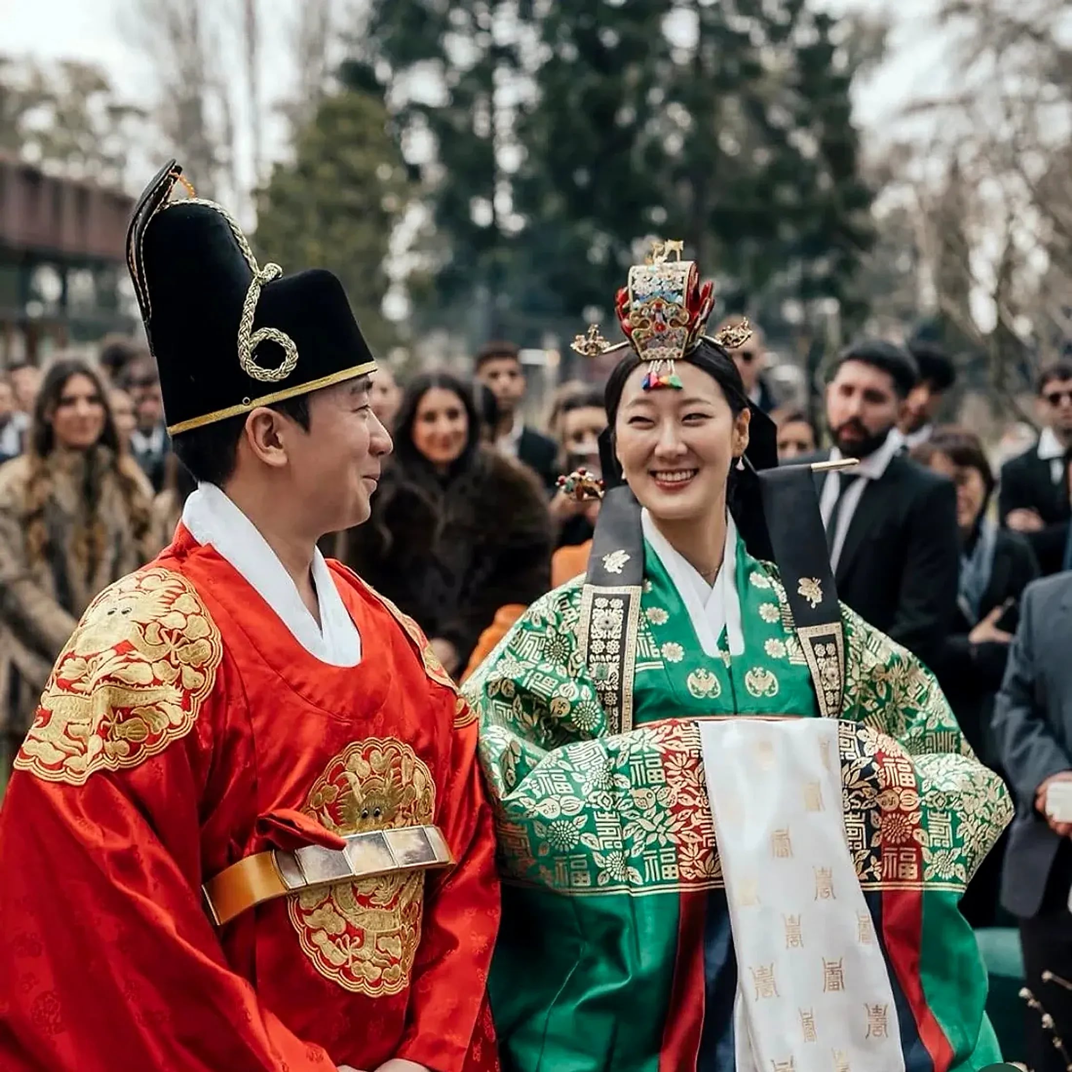Una pareja con trajes tradicionales coreanos, entre los invitados de su ceremonia en Rincón