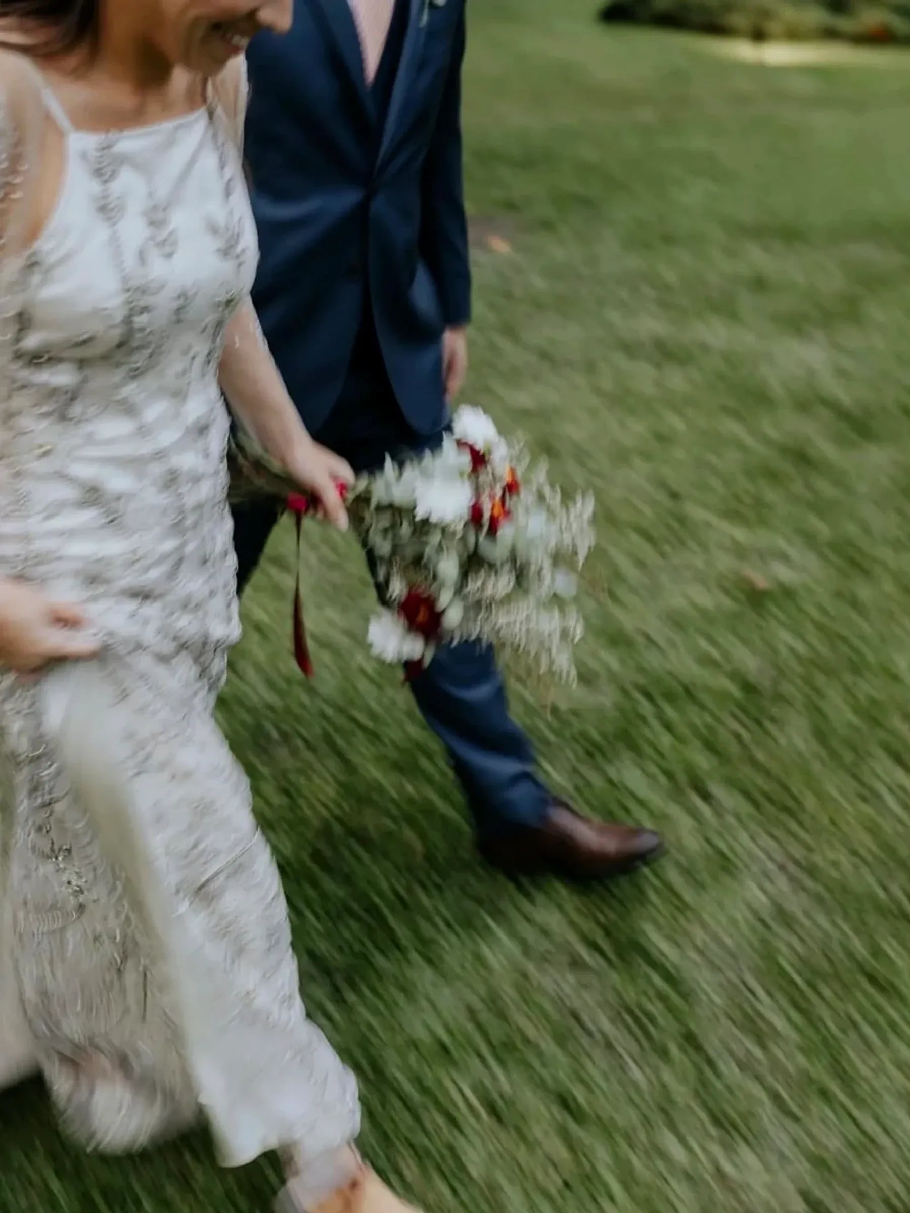Los novios caminan por el parque de Rincón, ella con el ramo en la mano