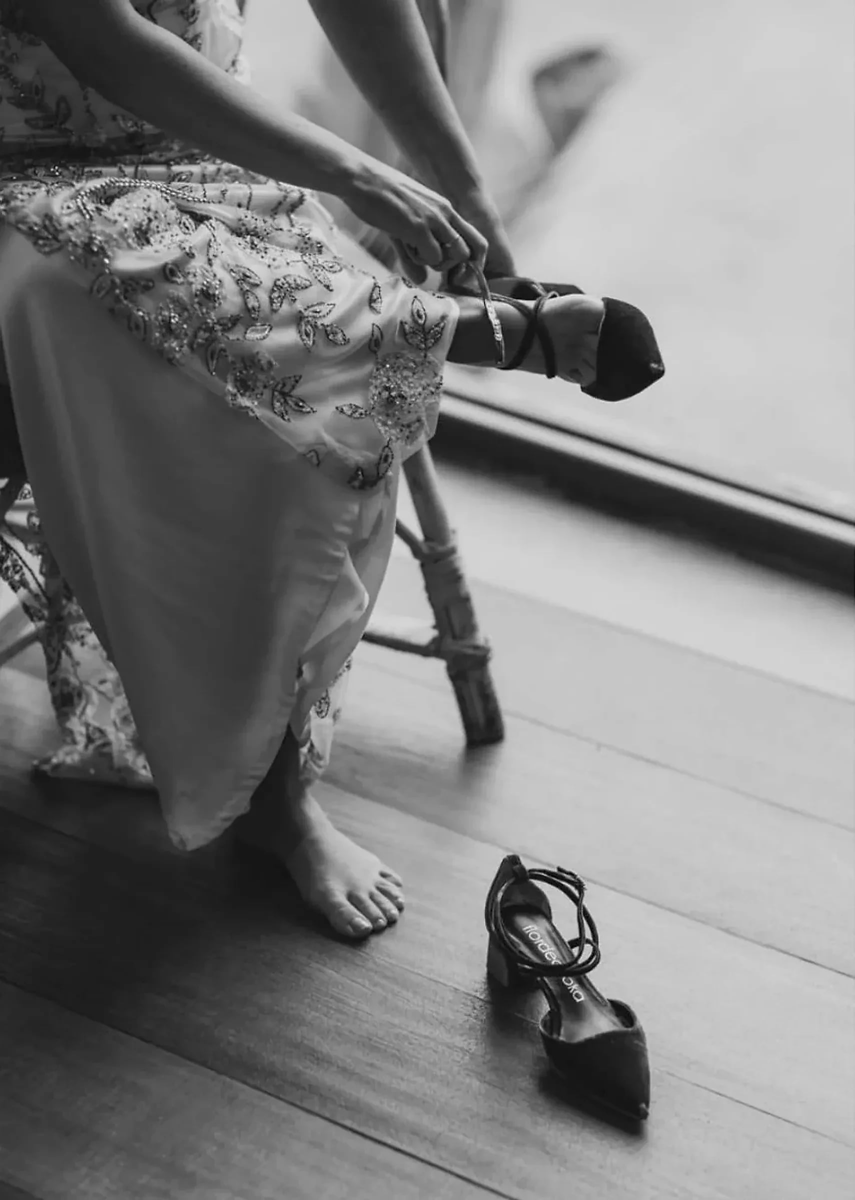 Detalle de la novia calzándose antes de la ceremonia, en Rincón