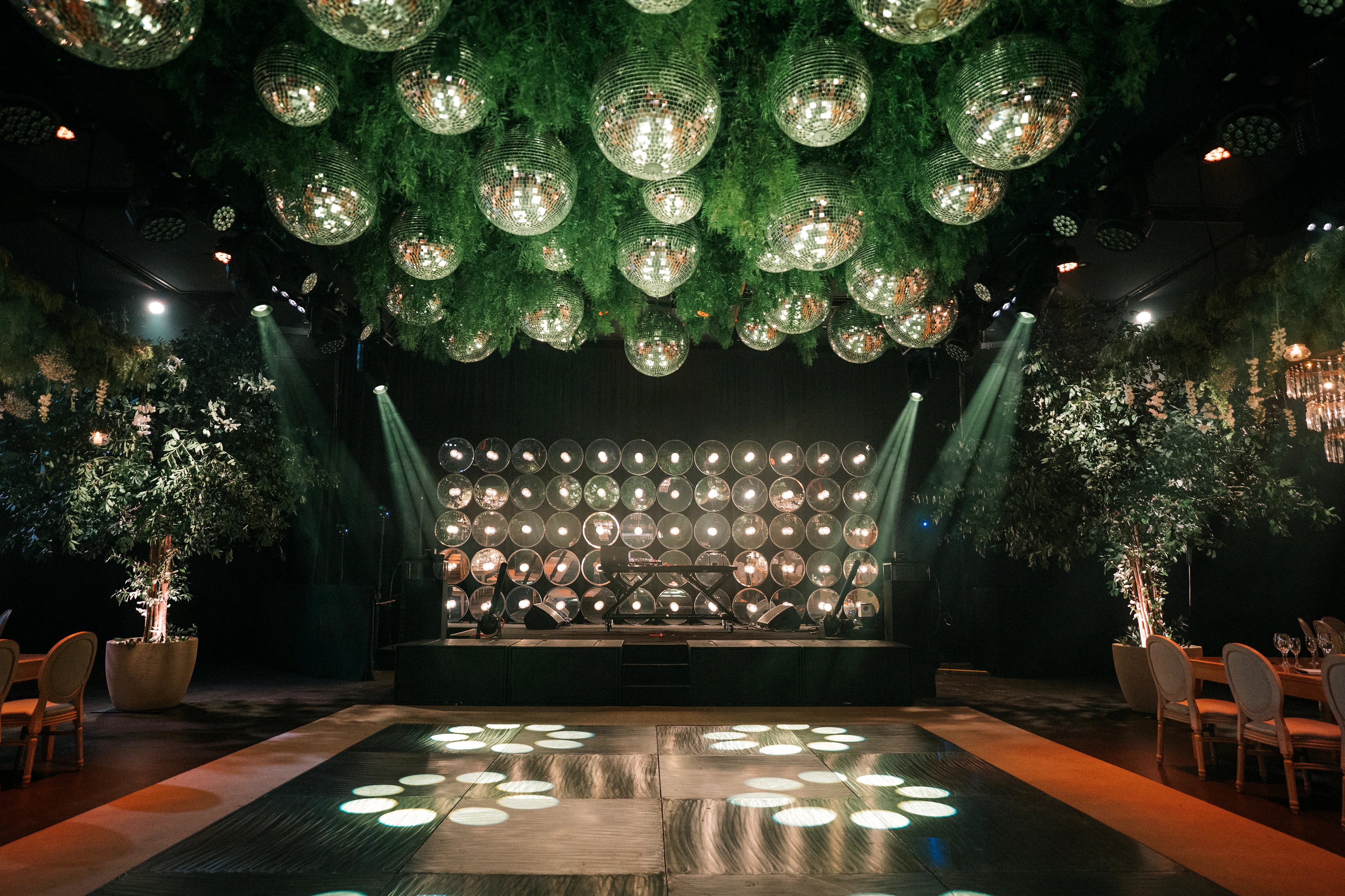 Fiesta de noche en el salón de Rincón, con pista e iluminación