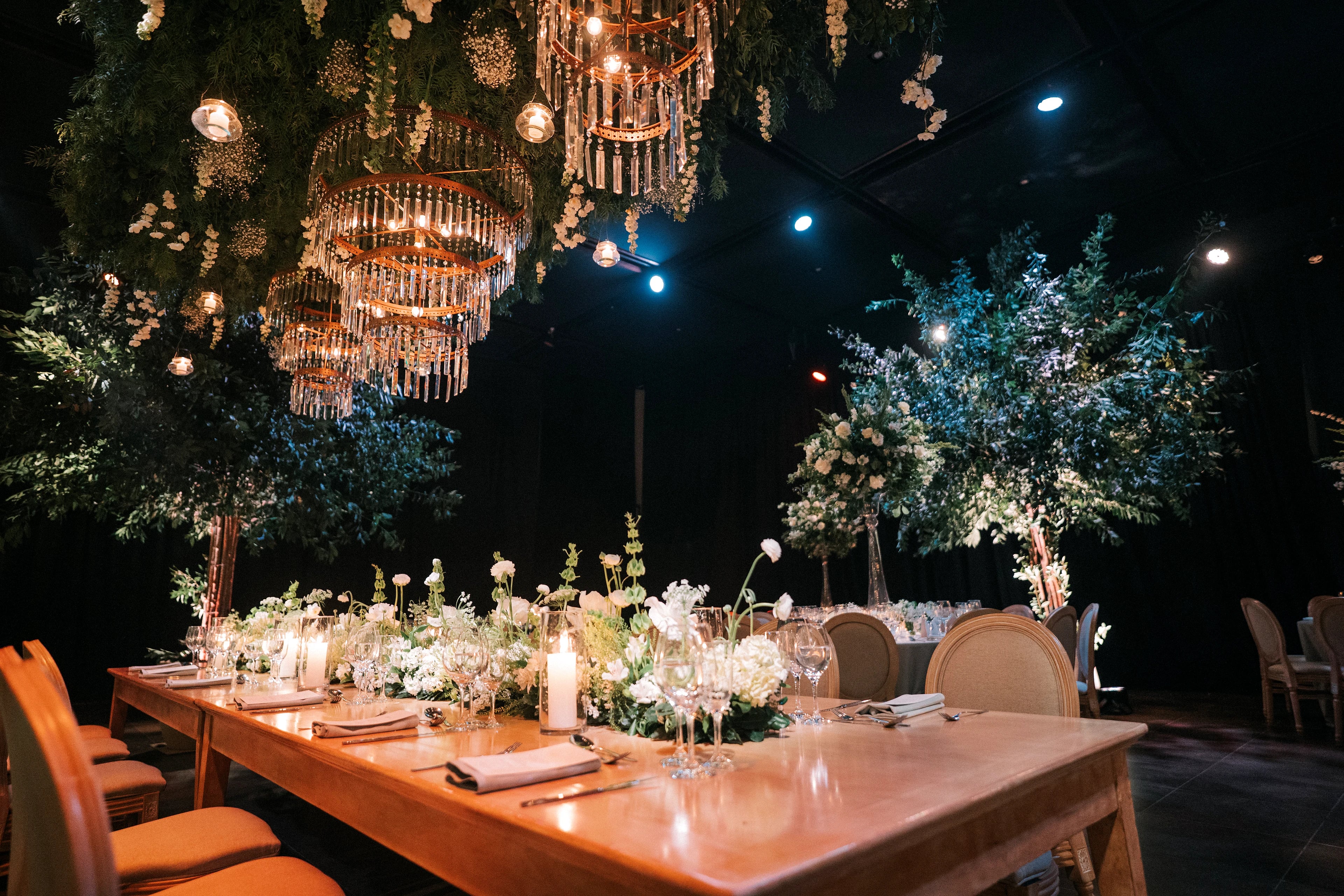 Fiesta de noche en el salón de Rincón, con pista e iluminación