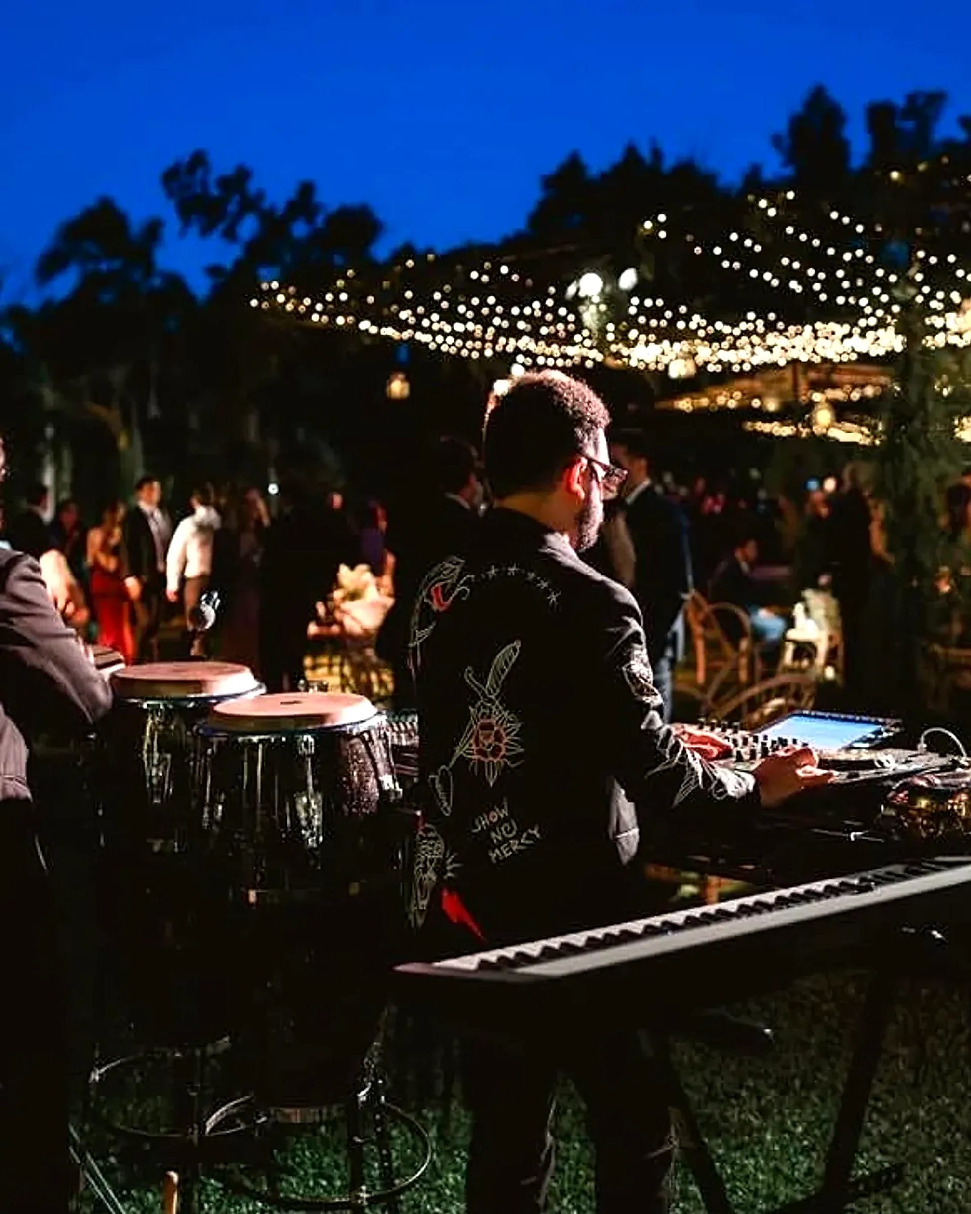 Fiesta al aire libre en Rincón, bajo guirnaldas de luz al anochecer