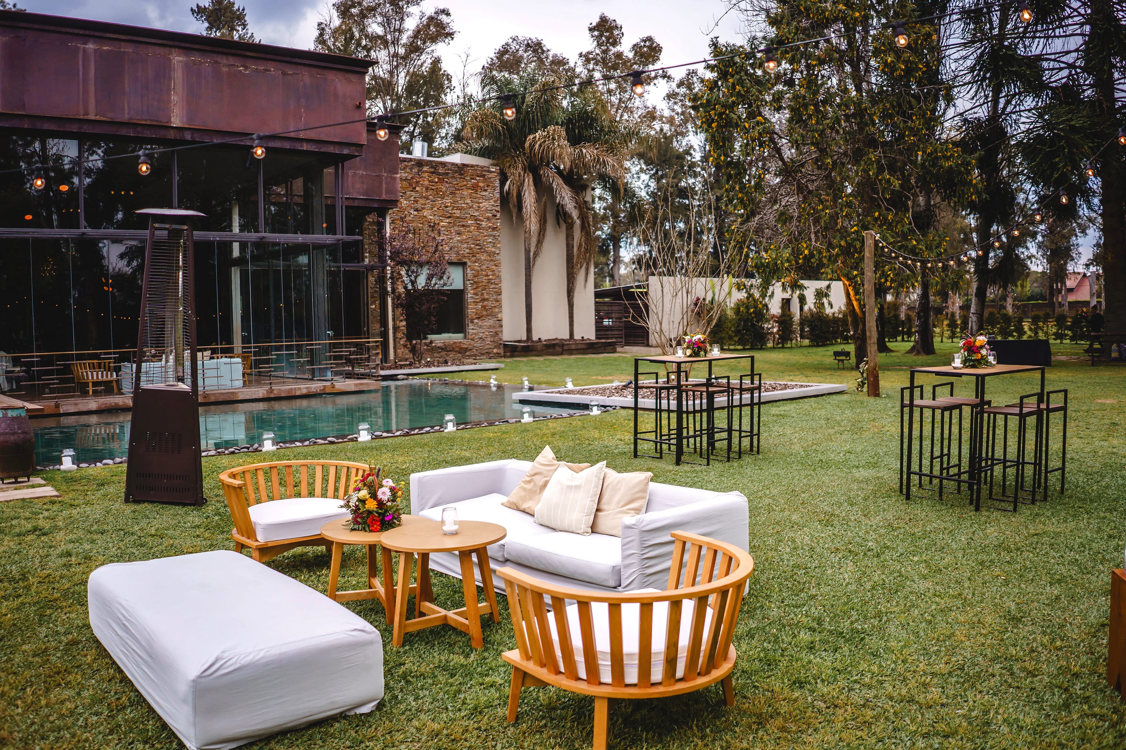 Living al aire libre junto a la pileta de Rincón, con el salón al fondo