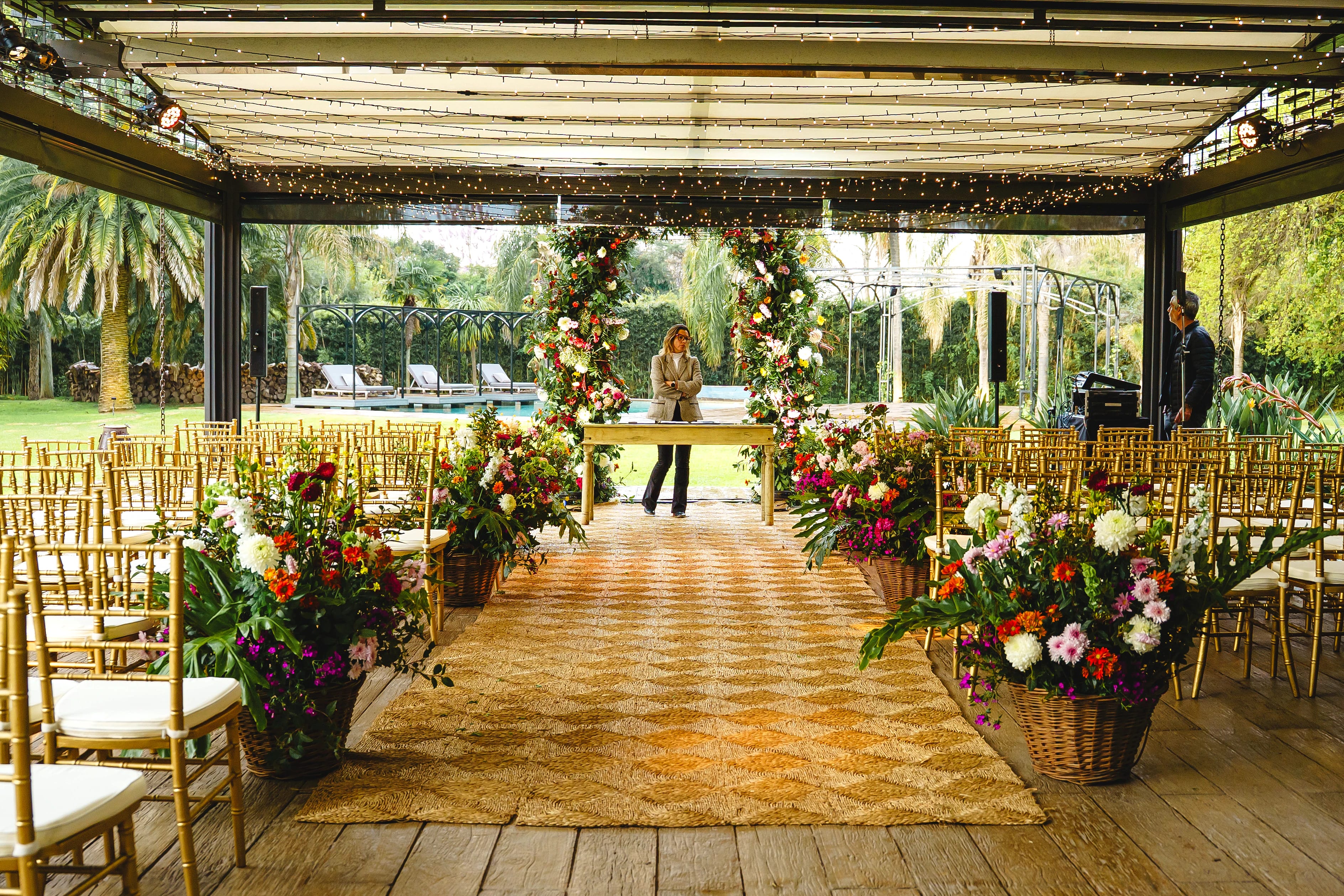 Ceremonia de casamiento en la pérgola de Rincón, con flores y vista al parque