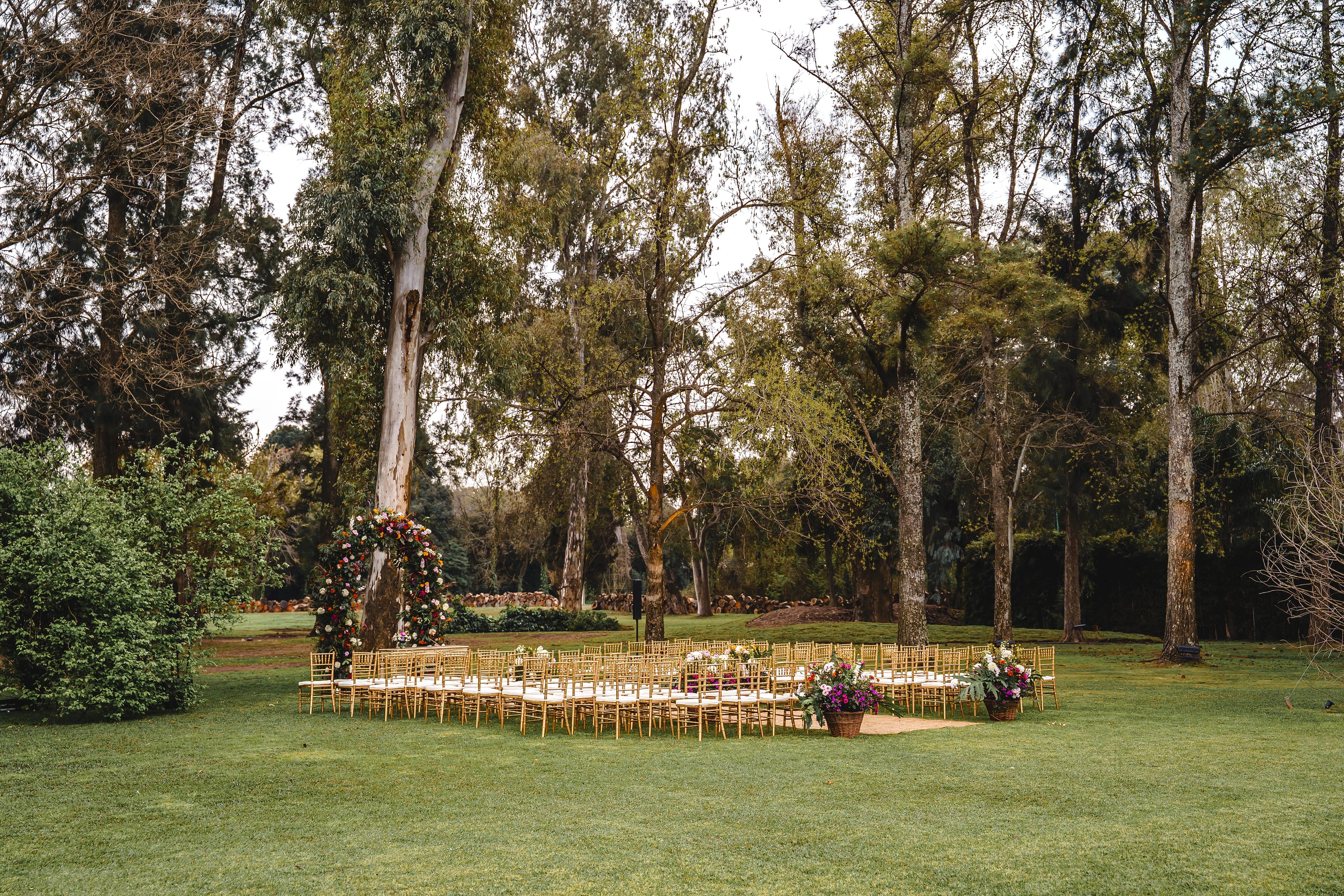 Ceremonia montada en el parque arbolado de Rincón